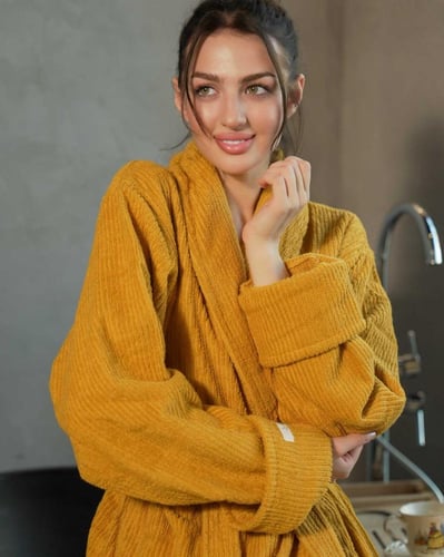 روب استحمام دافىء باللون الأصفر