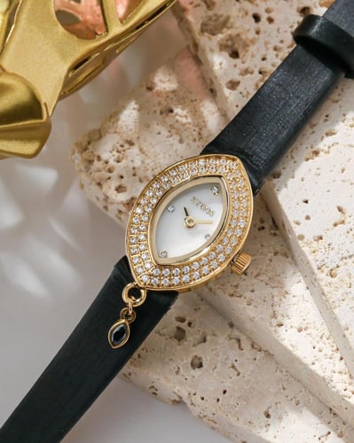 ساعة ندى النسائية من الجلد بلون أسود مع تعليقة