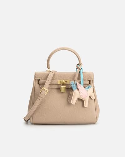 شنطة نسائية تعبر عن الأناقة العصرية بلون بيج