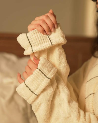 روب استحمام أنيق باللون الأبيض