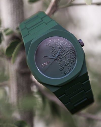 ساعة رجاليه بسير من الكاربون بلون أخضر