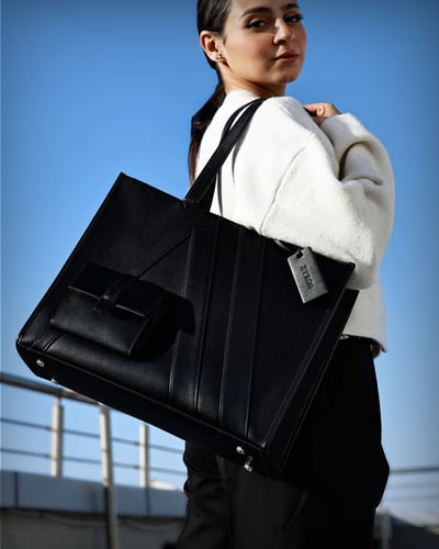 ‎ شنطة نسائية بحجم واسع باللون الأسود