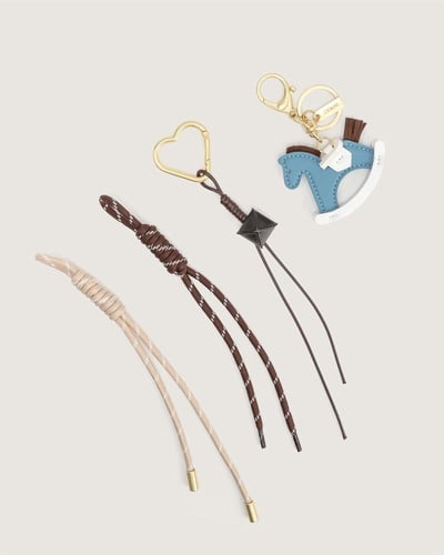 ميدالية او تعليقة تمزج تقاصيل مميزة