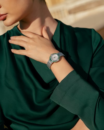 ساعة نسائية يسر ستيل بلون فضي