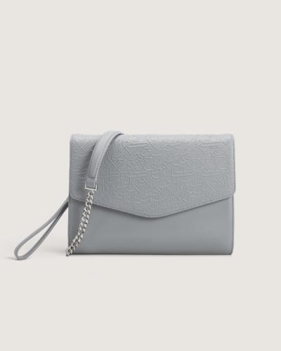 شنطة نسائية من الجلد بلون رمادي.