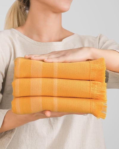 منشفة الشاطئ باللون الأورنج