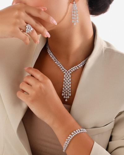 طقم اكسسوار نسائي ملكي باللون الفضي