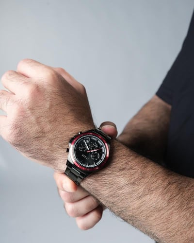 ساعة رجالية ستيل لون أسود بإطار أحمر