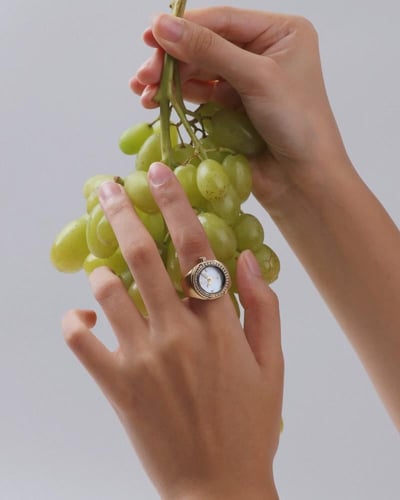 ساعة الخاتم النسائية بتصميم ملفت بلون ذهبي