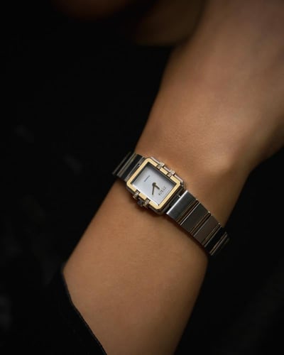 ساعة ياقوت ب 8 فصوص من الألماس بلون ذهبي وفضي