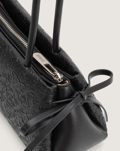 شنطة تعزز هويتك باللون الأسود