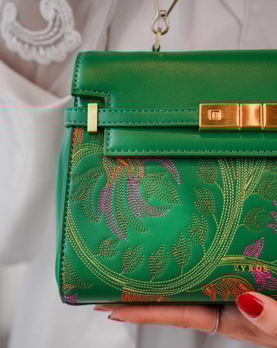 شنطة نسائية بلمسة من الفن بلون أخضر