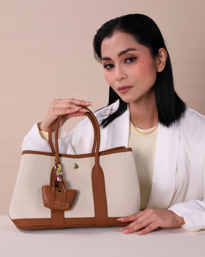 ‎ شنطة نسائية من القماش والجلد بلون بني وبيج