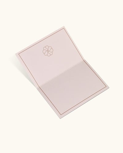 كرت إهداء يصف جمال رمال الصحراء