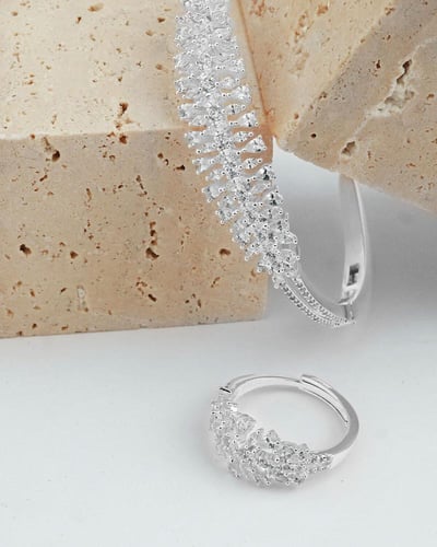 طقم اكسسوار نسائي أنيق بلون فضي