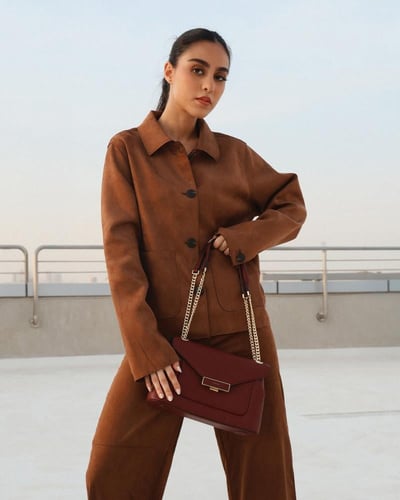 شنطة نسائية بحجم متوسط بلون عودي