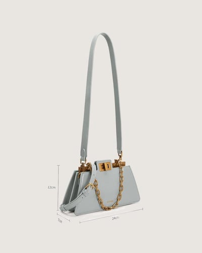 شنطة نسائية بتصميم عصري بلون أزرق.