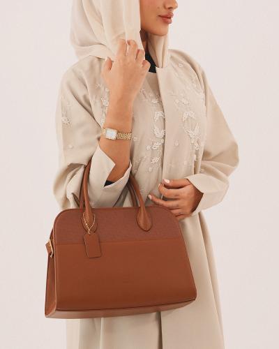 شنطة نسائية بحجم واسع بلون بني