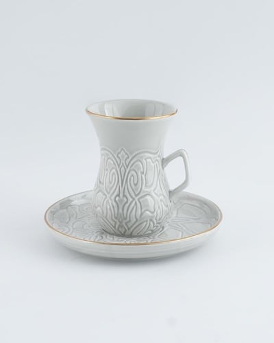 طقم فناجين قهوة وشاهي باللون رمادي فاتح.