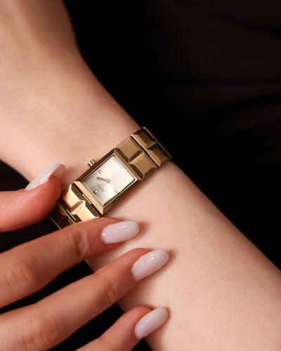 ساعة لقى النسائية ستيل بلون ذهبي