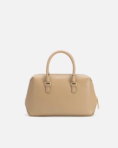 شنطة نسائية لإطلالتك اليومية باللون البني.