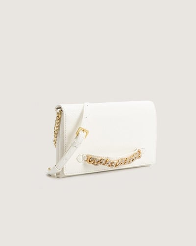 شنطة نسائية بمقاس متوسط بلون أبيض.