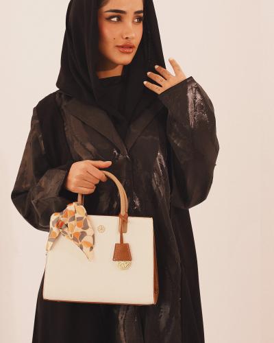 شنطة نسائية متوسطة باللون البيج.