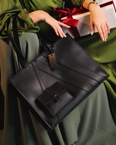 ‎ شنطة نسائية بحجم واسع باللون الأسود