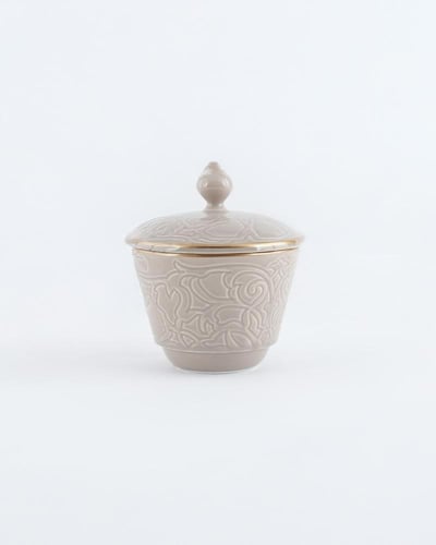 طقم فناجين قهوة وشاهي باللون البيج.