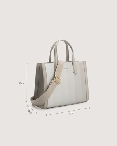 شنطة نسائية من الجلد باللون الرمادي.