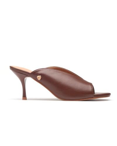 حذاء كعب نسائي من الجلد باللون البني