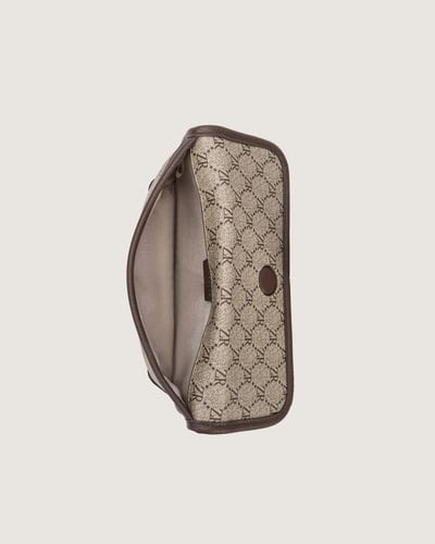 طقم هدية للجنسين من شنطة ومحفظة وميدالية.