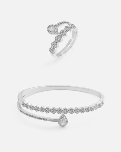 طقم نسائي جذاب بلون فضي