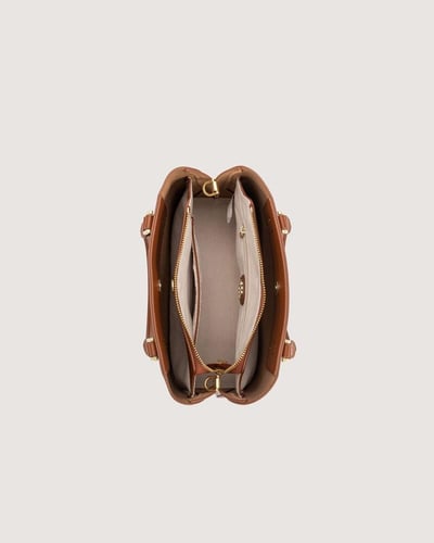 شنطة نسائية كبيرة بلون بني.