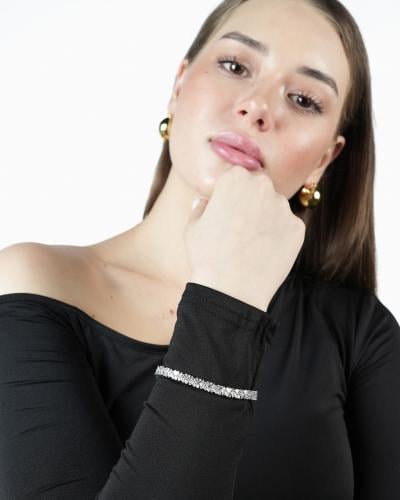 اسوارة نسائية باللون الفضي