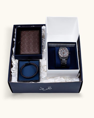 طقم رجالي أنيق باللون البني