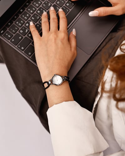 بوكس ساعة قصة النسائية بلون فضي