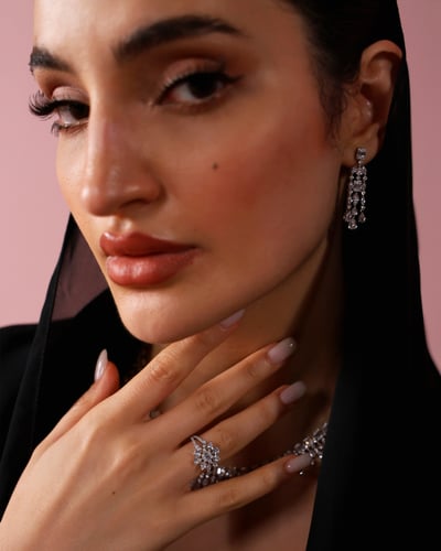 طقم نسائي زركون مميز بلون فضي