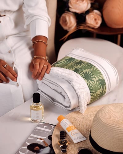 منشفة للبحر مميزة بلون أبيض