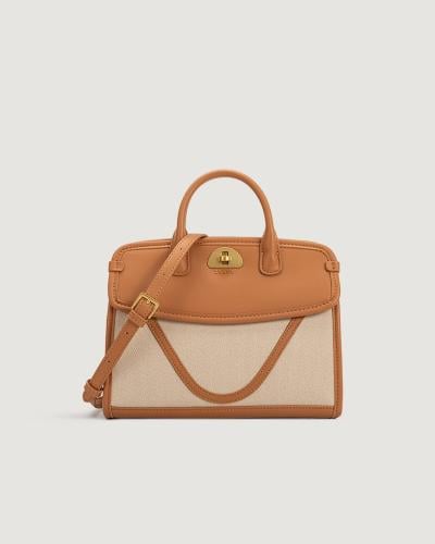 شنطة نُور النسائية بحجم واسع بلون بني.