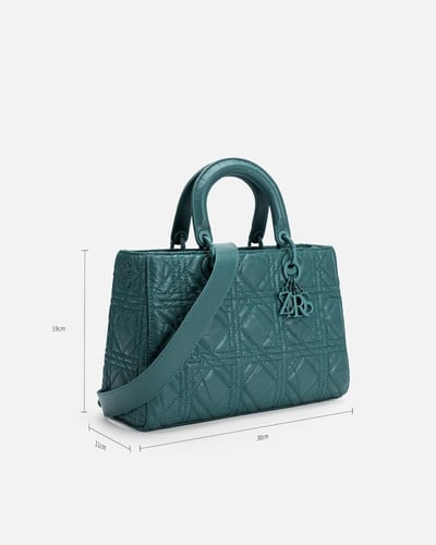 شنطة نسائية بحجم كبير باللون الأخضر