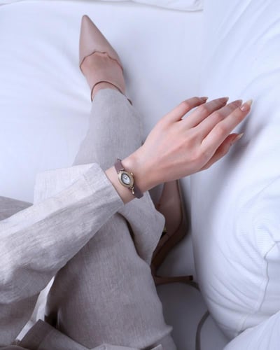 هدية نسائية من ساعة ومحفظة وميدالية