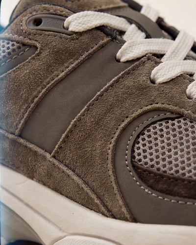 حذاء نسائي رياضي أنيق بلون بني