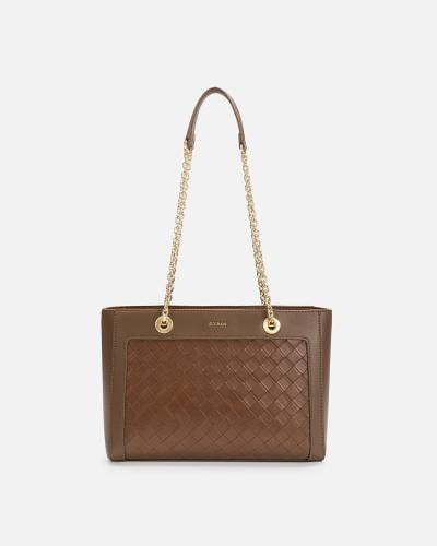 شنطة بتصميمها الواسع من الجلد بلون بني