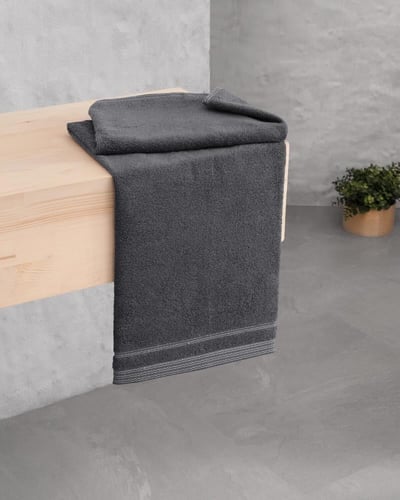 منشفة راقية باللون الأسود