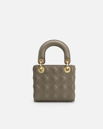 شنطة نسائية عنوان الأناقة بلون رمادي