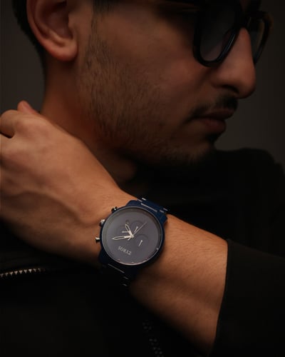 ساعة رجالية بسير سيراميك بلون أزرق