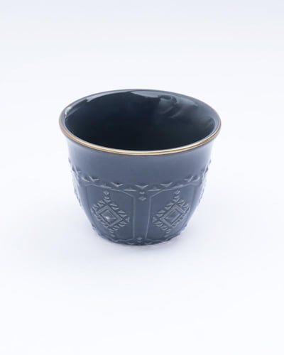 طقم قهوة وشاهي من السيراميك بلون رمادي غامق.