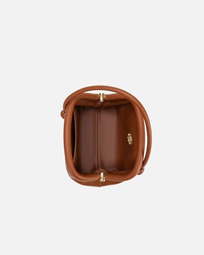 شنطة نسائية كقطعة فنية من الجلد بلون بني