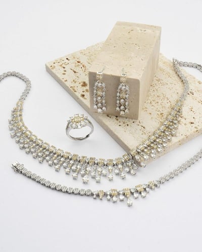 طقم نسائي زركون مميز بلون فضي وذهبي